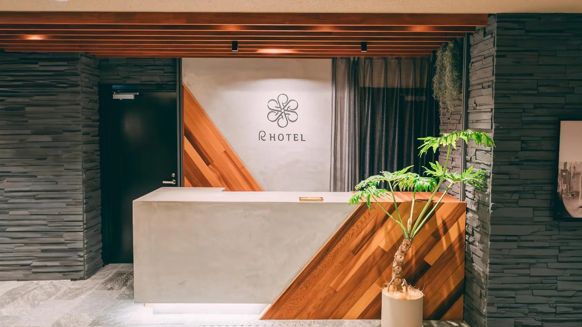 R Hotel Honmachi 大阪市